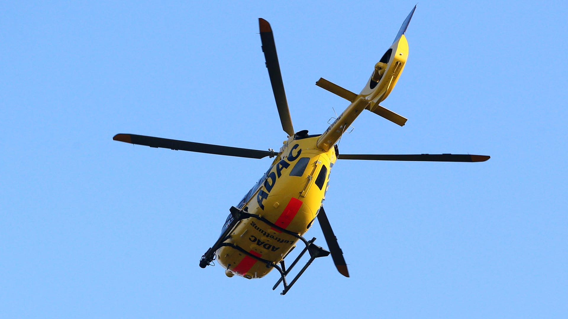 Ein Rettungshubschrauber des ADAC (Symbolbild): Die Autobahn wurde für rund eine Stunde voll und anschließend halbseitig gesperrt.