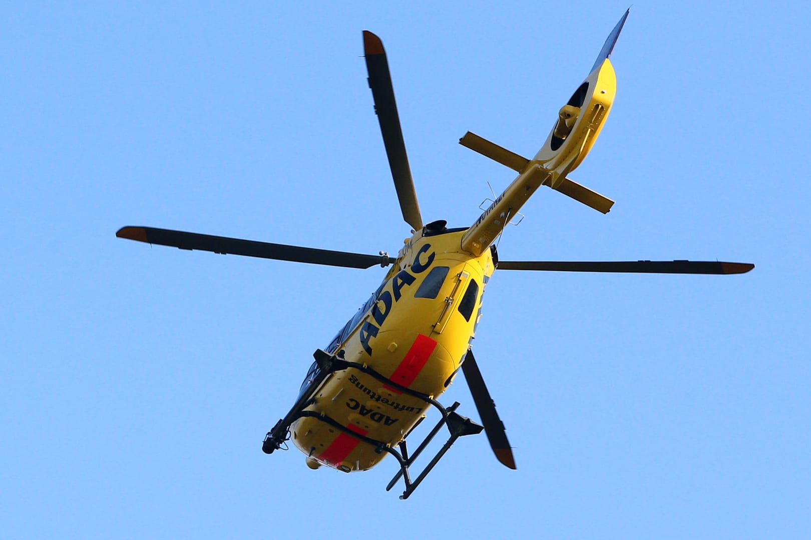 Ein Rettungshubschrauber des ADAC (Symbolbild): Die Autobahn wurde für rund eine Stunde voll und anschließend halbseitig gesperrt.