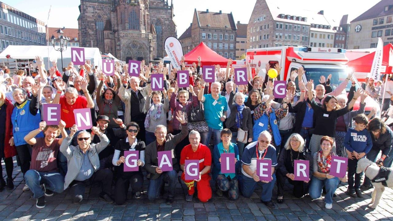 Ehrenamtliche haben sich auf dem Hauptmarkt versammelt: Nürnberg ist für seine Förderung Ehrenamtlicher ausgezeichnet worden. Ehrenamtliche haben sich auf dem Hauptmarkt versammelt: Nürnberg ist für seine Förderung Ehrenamtlicher ausgezeichnet worden.