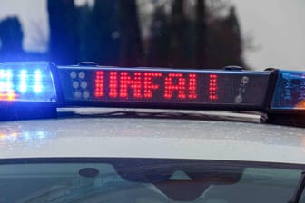 Ein Einsatzfahrzeug der Polizei mit Blaulicht und dem Schriftzug "Unfall" (Symbolbild): Eine junge Joggerin hat einen schweren Verkehrsunfall in Riehl nicht überlebt.
