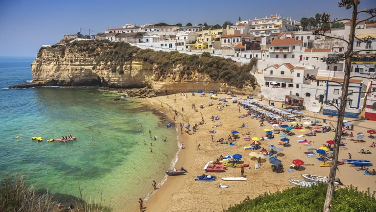 Strand an der Algarve in Portugal: Das Land verzeichnet momentan eine sehr niedrige Infektionsrate. Dort könnte ein Sommerurlaub laut Merkel auch für Ungeimpfte möglich sein.