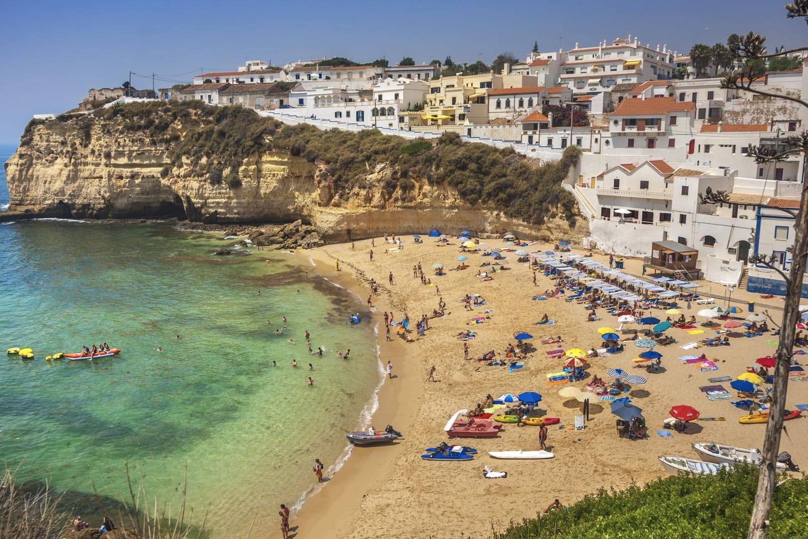 Strand an der Algarve in Portugal: Das Land verzeichnet momentan eine sehr niedrige Infektionsrate. Dort könnte ein Sommerurlaub laut Merkel auch für Ungeimpfte möglich sein.