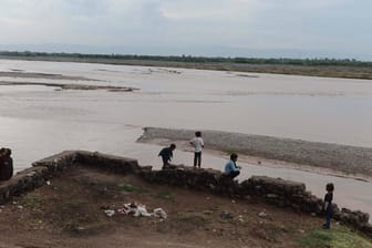 Starke Regenfälle in Afghanistan führen zu Hochwasser: In der nordöstlichen Provinz Kapisa ist ein Hausdach unter den Wassermassen eingestürzt.