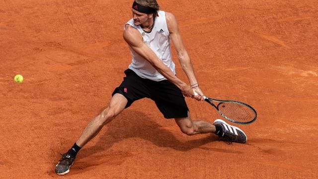 Alexander Zverev hat sich im Halbfinale von Madrid mit 6:3 und 6:4 gegen Dominic Thiem durchgesetzt. Alexander Zverev hat sich im Halbfinale von Madrid mit 6:3 und 6:4 gegen Dominic Thiem durchgesetzt.