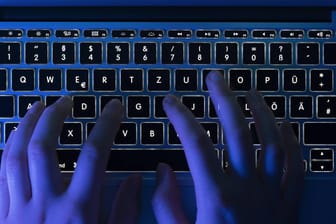 Hände auf einer blau beleuchteten Tastatur: Hinter den vergangenen Cyberangriffen werden Russland und China vermutet (Symbolbild).