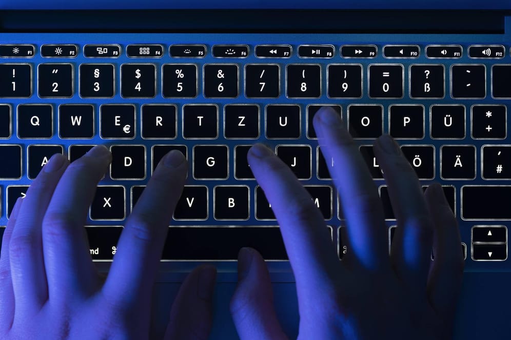 Hände auf einer blau beleuchteten Tastatur: Hinter den vergangenen Cyberangriffen werden Russland und China vermutet (Symbolbild).