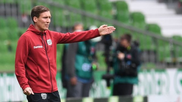Leverkusens Trainer Hannes Wolf gestikuliert während der Partie in Bremen an der Seitenlinie. Leverkusens Trainer Hannes Wolf gestikuliert während der Partie in Bremen an der Seitenlinie.