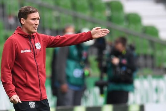 Leverkusens Trainer Hannes Wolf gestikuliert während der Partie in Bremen an der Seitenlinie.