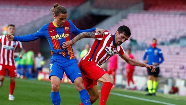 Atleticos Stefan Savic (r) und Barcelonas Antoine Griezmann liefern sich ein körperbetontes Duell um den Ball. Atleticos Stefan Savic (r) und Barcelonas Antoine Griezmann liefern sich ein körperbetontes Duell um den Ball.