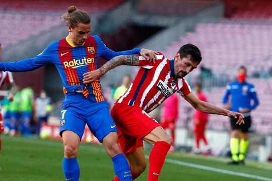 Atleticos Stefan Savic (r) und Barcelonas Antoine Griezmann liefern sich ein körperbetontes Duell um den Ball.