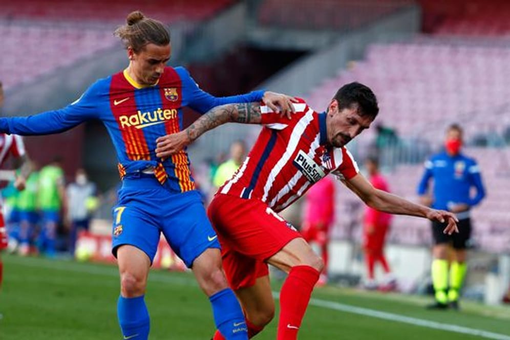 Atleticos Stefan Savic (r) und Barcelonas Antoine Griezmann liefern sich ein körperbetontes Duell um den Ball.