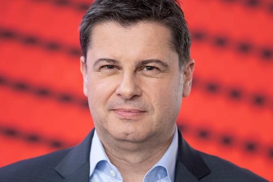 Christian Seifert, Geschäftsführer der DFL, gratuliert dem FC Bayern München zur erneuten Bundesliga-Titelverteidigung.