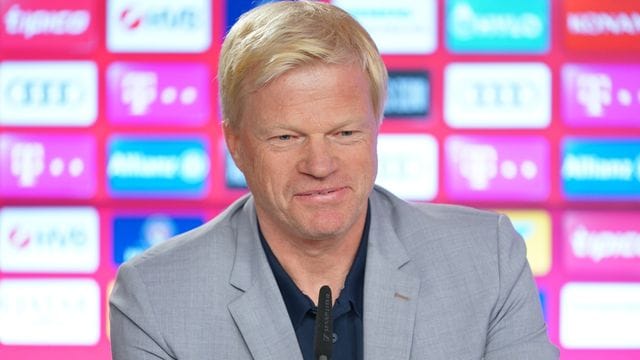 Bayern-Vorstand Oliver Kahn sitzt während einer Pressekonferenz auf dem Podium. Bayern-Vorstand Oliver Kahn sitzt während einer Pressekonferenz auf dem Podium.