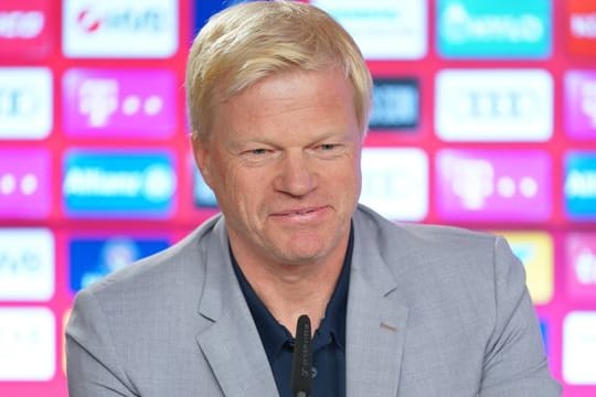Bayern-Vorstand Oliver Kahn sitzt während einer Pressekonferenz auf dem Podium.
