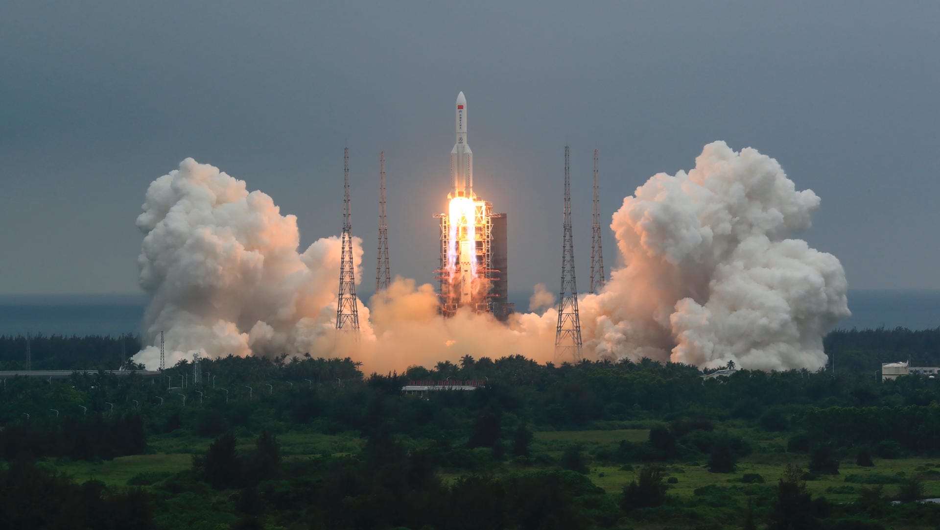 Wenchang: Eine Langer-Marsch-5B-Rakete mit einem Modul für eine chinesische Raumstation hebt ab. Das zentrale Raketensegment soll am Sonntag an einem unbekannten Ort wieder auf die Erde stürzen.