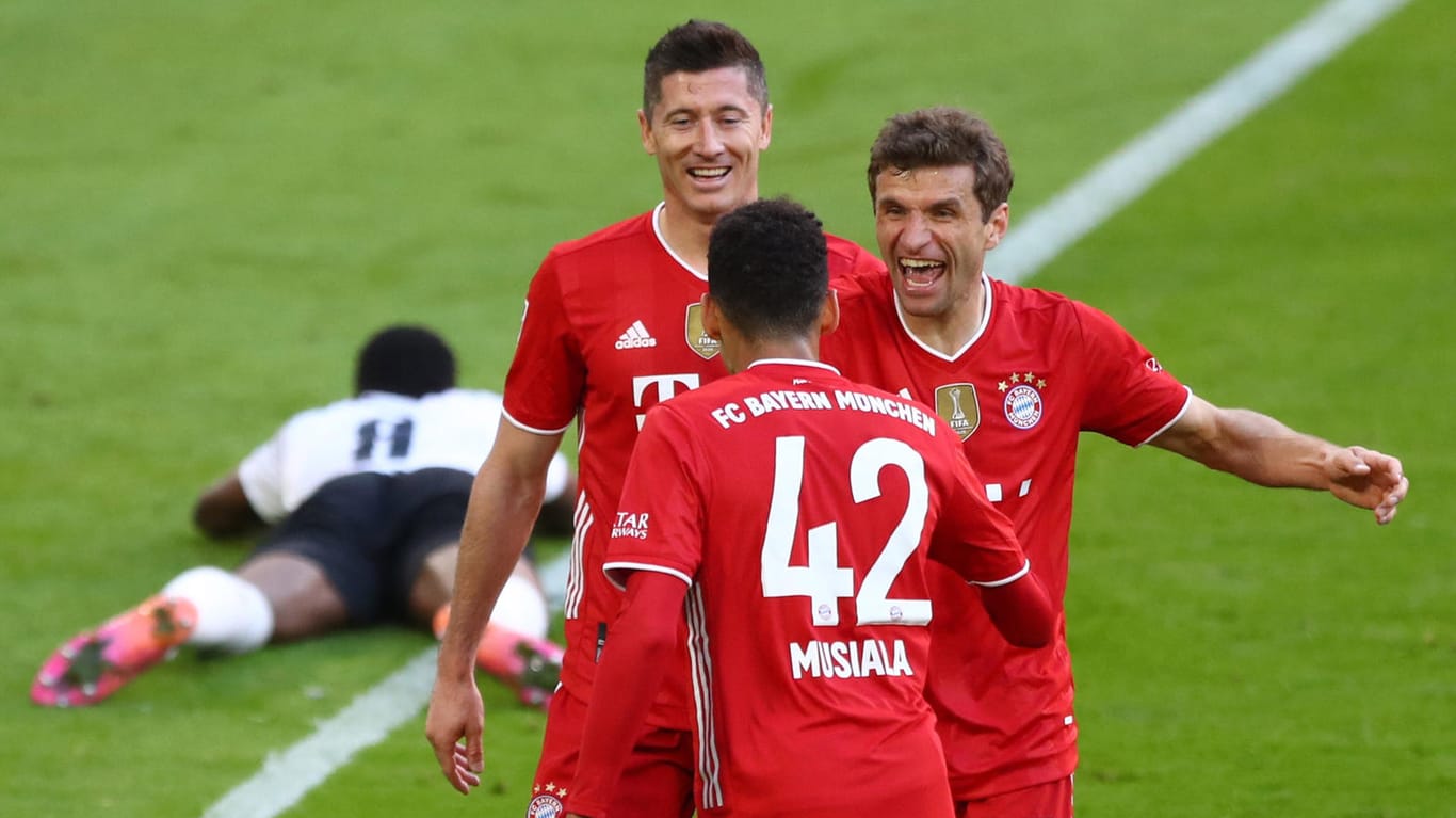 Thomas Müller lacht: Sowohl Robert Lewandowski als auch er haben gegen Gladbach bereits betroffen.