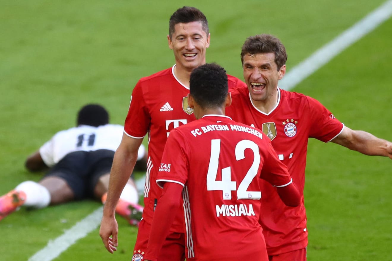 Thomas Müller lacht: Sowohl Robert Lewandowski als auch er haben gegen Gladbach bereits betroffen.