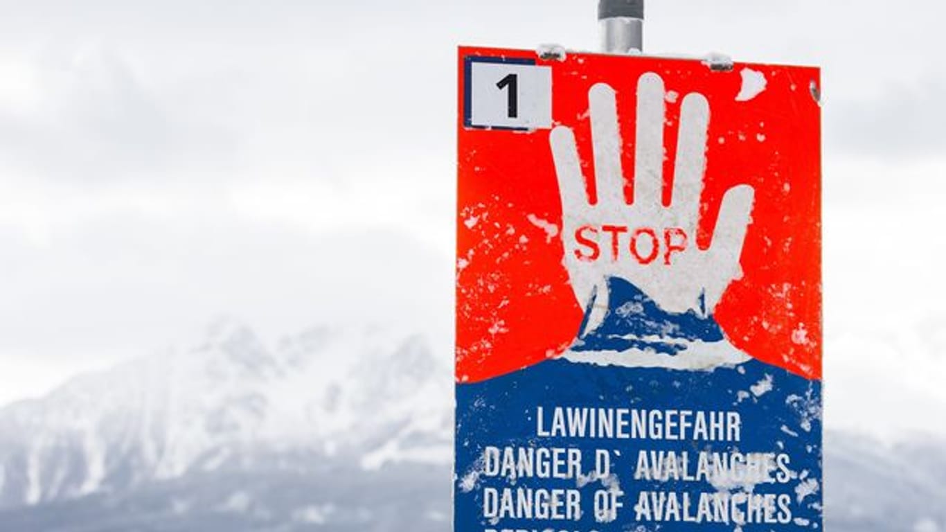 Das Symbolbild zeigt ein Lawinenwarnschild im österreichischen Tirol.