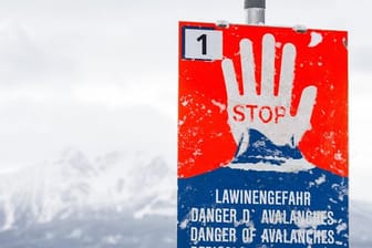 Das Symbolbild zeigt ein Lawinenwarnschild im österreichischen Tirol.