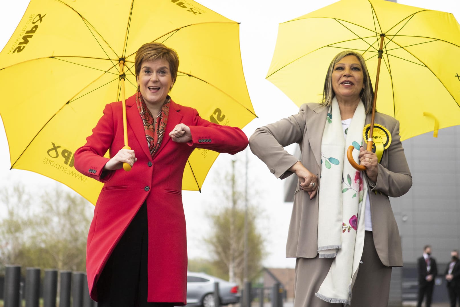 Nicola Sturgeon (l), Erste Ministerin von Schottland und Vorsitzende der Schottischen Nationalpartei (SNP), steht Ellbogen an Ellbogen mit ihrer Parteikollegin Kaukab Stewart: Sturgeon richtet einige Worte an Premierminister Boris Johnson.