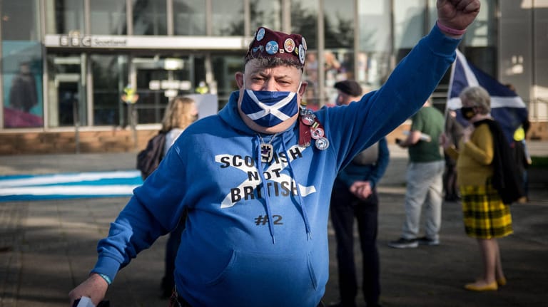 Ein Mann protestiert für die Unabhängigkeit: Auf seinem Pullover steht: "Schottisch nicht britisch"