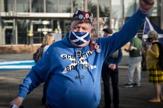 Ein Mann protestiert für die Unabhängigkeit: Auf seinem Pullover steht: "Schottisch nicht britisch"