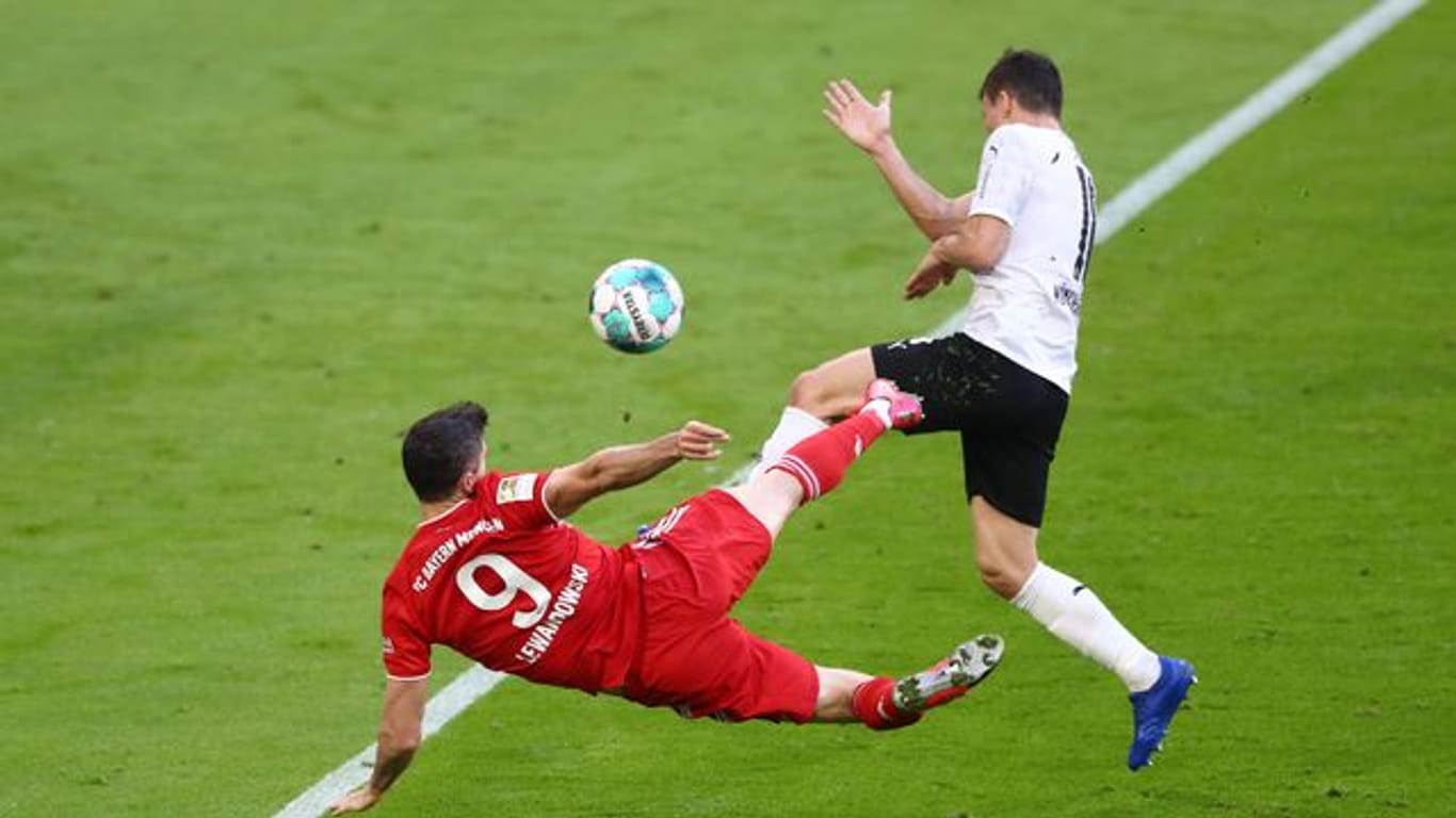 Robert Lewandowski (l) erzielte gegen Borussia Mönchengladbach das Tor zum 3:0 sehenswert per Seitfallzieher.