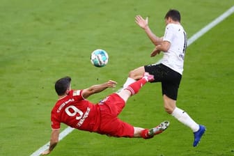 Robert Lewandowski (l) erzielte gegen Borussia Mönchengladbach das Tor zum 3:0 sehenswert per Seitfallzieher.