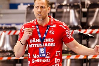 Flensburgs Trainer Maik Machulla steht an der Seitenlinie und gibt seinen Spielern Anweisungen.