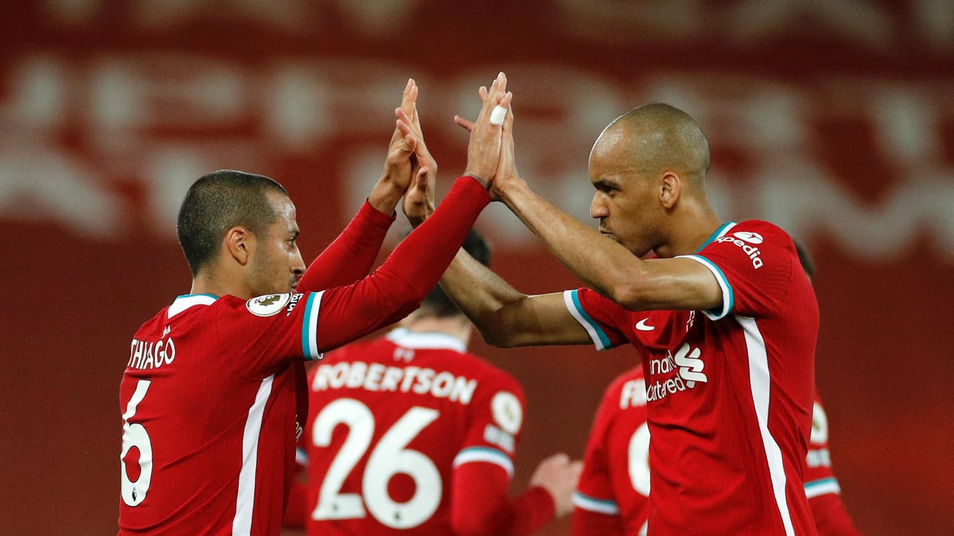 Die Liverpooler Spieler Fabinho und Thiago haben Grund zum Jubeln: Sie holten wichtige Punkte gegen Southampton.