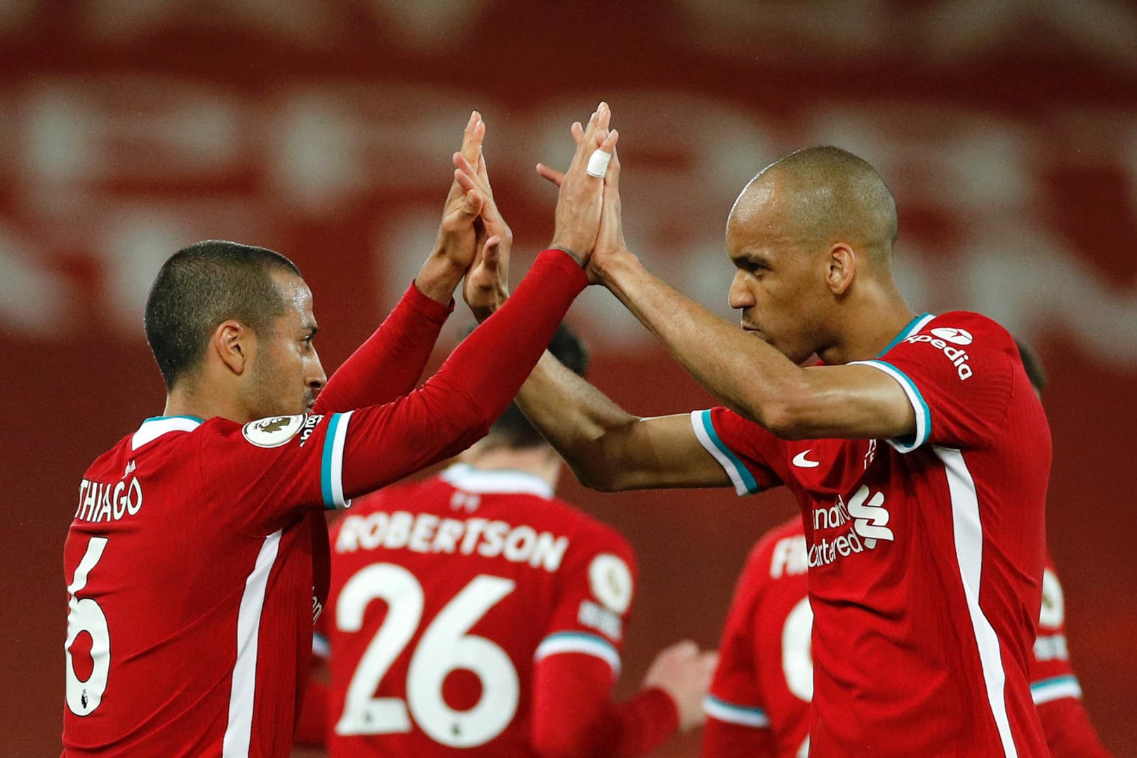 Die Liverpooler Spieler Fabinho und Thiago haben Grund zum Jubeln: Sie holten wichtige Punkte gegen Southampton.