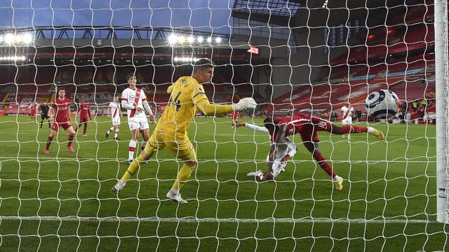 Liverpools Sadio Mane (r) erzielt den Führungstreffer für seine Mannschaft. Liverpools Sadio Mane (r) erzielt den Führungstreffer für seine Mannschaft.