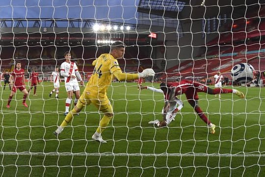 Liverpools Sadio Mane (r) erzielt den Führungstreffer für seine Mannschaft.