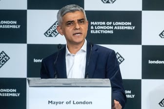 Sadiq Khan spricht nach seinem Wahlsieg als Bürgermeister von London zu Pressevertretern..
