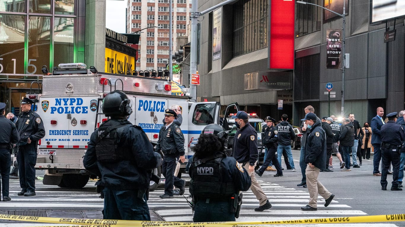 Polizeibeamte sichern den Tatort am New Yorker Times Square. Dre Menschen wurden durch Schüsse verletzt.