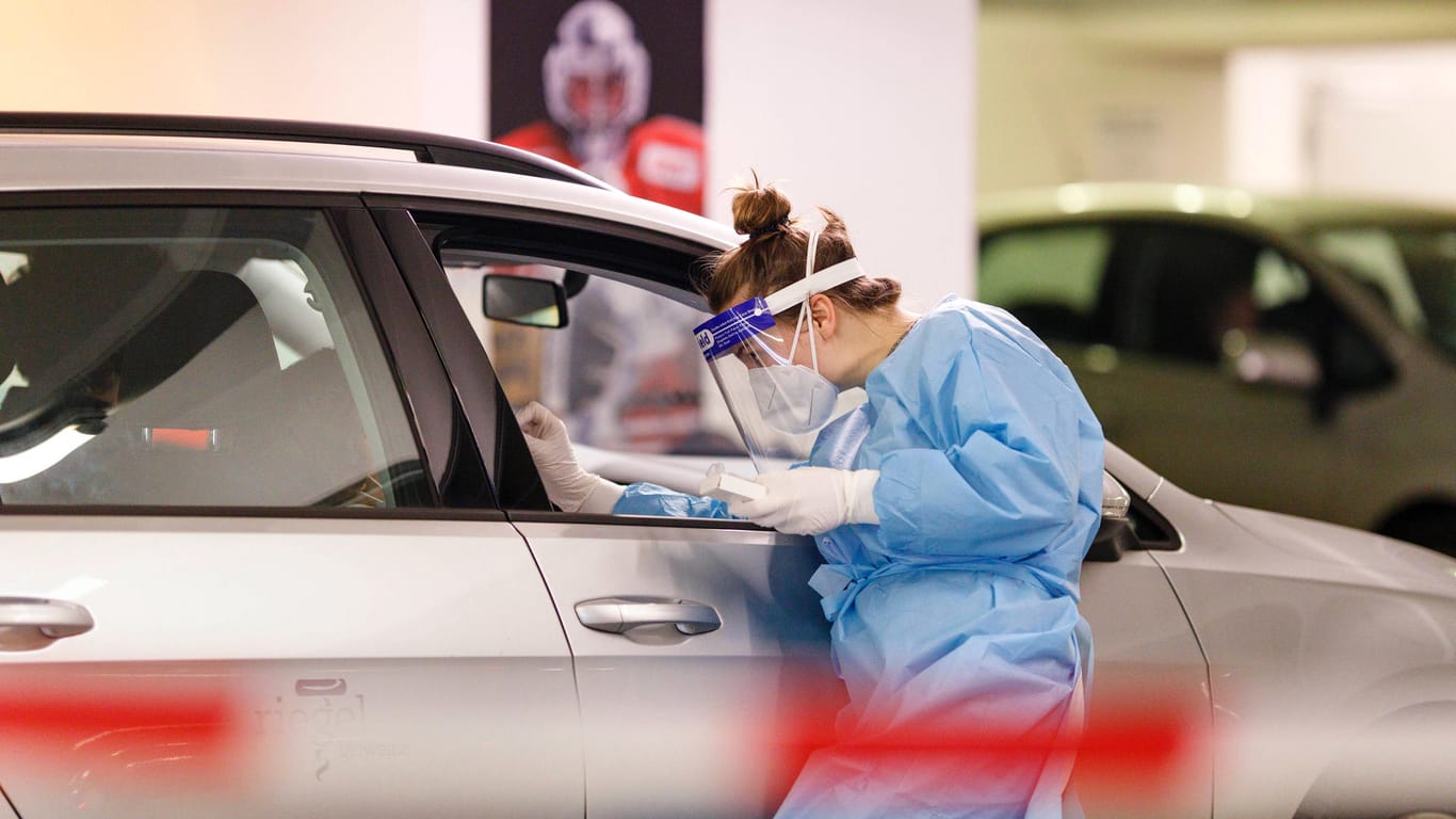 In Köln können sich Bürger im Auto testen lassen. Das RKI gab heute neue Infektionszahlen bekannt.