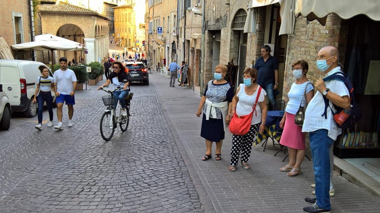 Touristen unterwegs in der italienischen Urlaubsregion Marken: Ab Mitte Mai sollen Einreisen für EU-Bürger erleichtert werden.