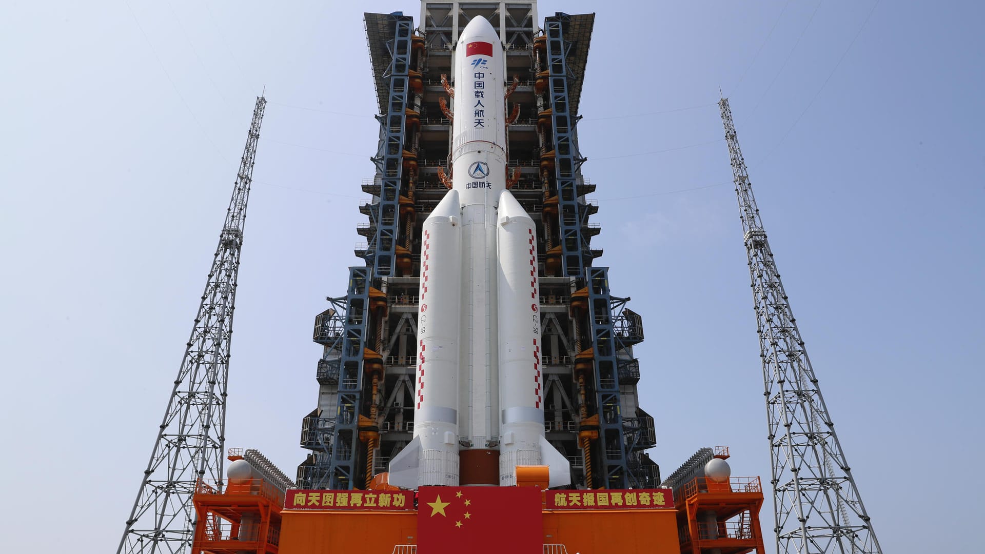 Die chinesische Rakete Langer Marsch 5B vor dem Start. Trümmer der Brennstufen sind jetzt auf die Erde gefallen.