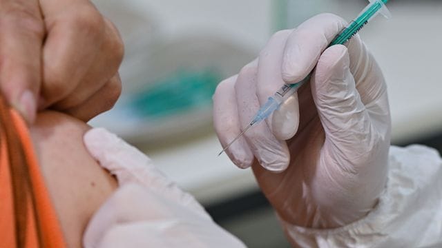 Gute Nachrichten für Geimpfte und Genesene: Ab sofort gelten für sie weniger Einschränkungen. Gute Nachrichten für Geimpfte und Genesene: Ab sofort gelten für sie weniger Einschränkungen.