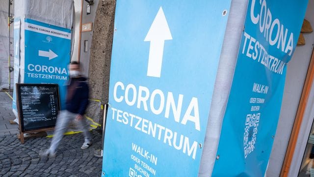 Die Sieben-Tage-Inzidenz in der Corona-Pandemie sinkt weiter.