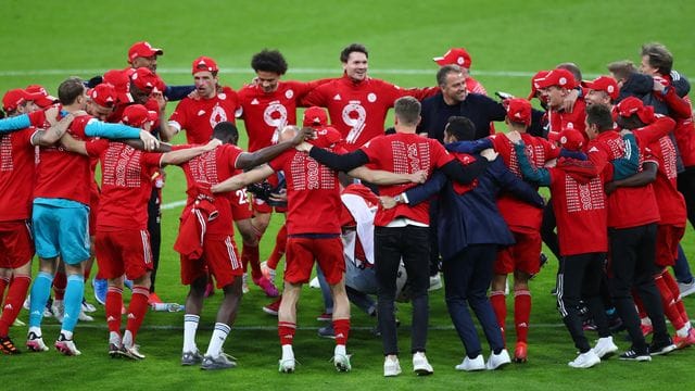Der FC Bayern München wurde zum neunten Mal in Folge deutscher Fußball-Meister. Der FC Bayern München wurde zum neunten Mal in Folge deutscher Fußball-Meister.