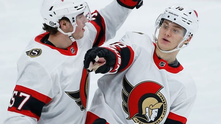 Tim Stützle (r) traf dreifach für die Ottawa Senators.
