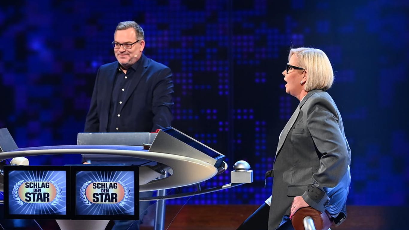"Schlag den Star": Claudia Effenberg mit Moderator Elton – bei einem Spiel verblüffte die Kandidatin mit Unwissen.