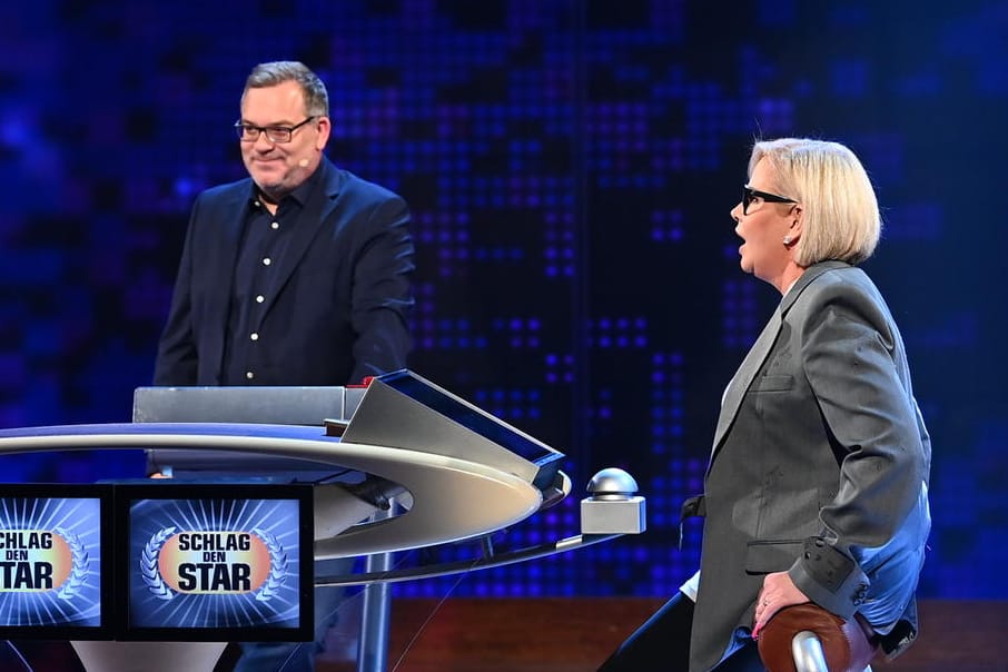 "Schlag den Star": Claudia Effenberg mit Moderator Elton – bei einem Spiel verblüffte die Kandidatin mit Unwissen.