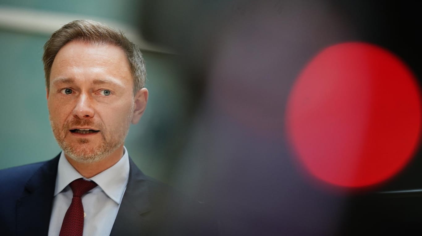 Christian Lindner bei einem Pressestatement in Berlin: Sollte die FDP in der kommenden Bundesregierung eintreten, will er die Steuern nicht für deutsche Unternehmen erhöhen.