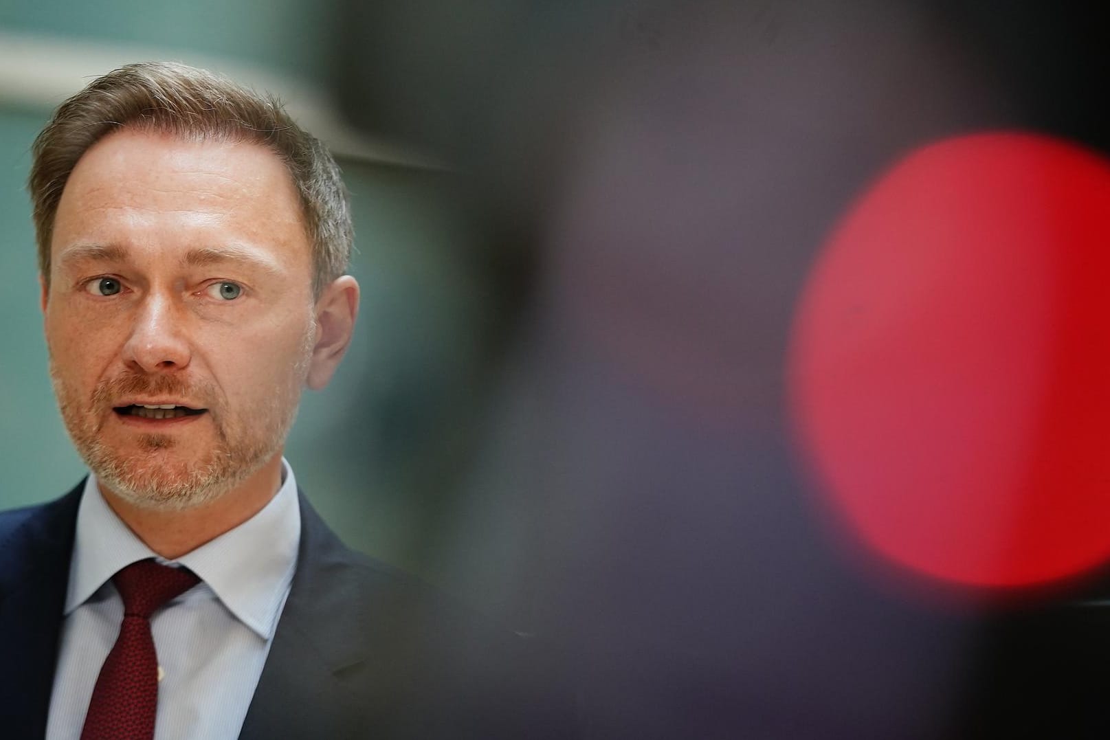 Christian Lindner bei einem Pressestatement in Berlin: Sollte die FDP in der kommenden Bundesregierung eintreten, will er die Steuern nicht für deutsche Unternehmen erhöhen.