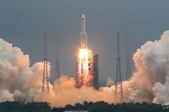 Die Rakete vom Typ "Langer Marsch 5B" hatte am 29.