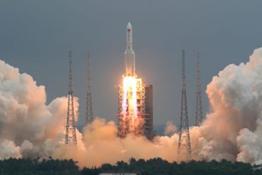 Die Rakete vom Typ "Langer Marsch 5B" hatte am 29.