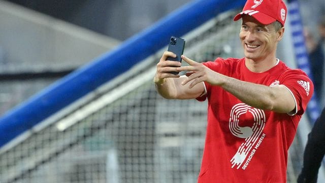 Robert Lewandowski macht ein Selfie Robert Lewandowski macht ein Selfie