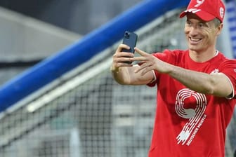 Robert Lewandowski macht ein Selfie
